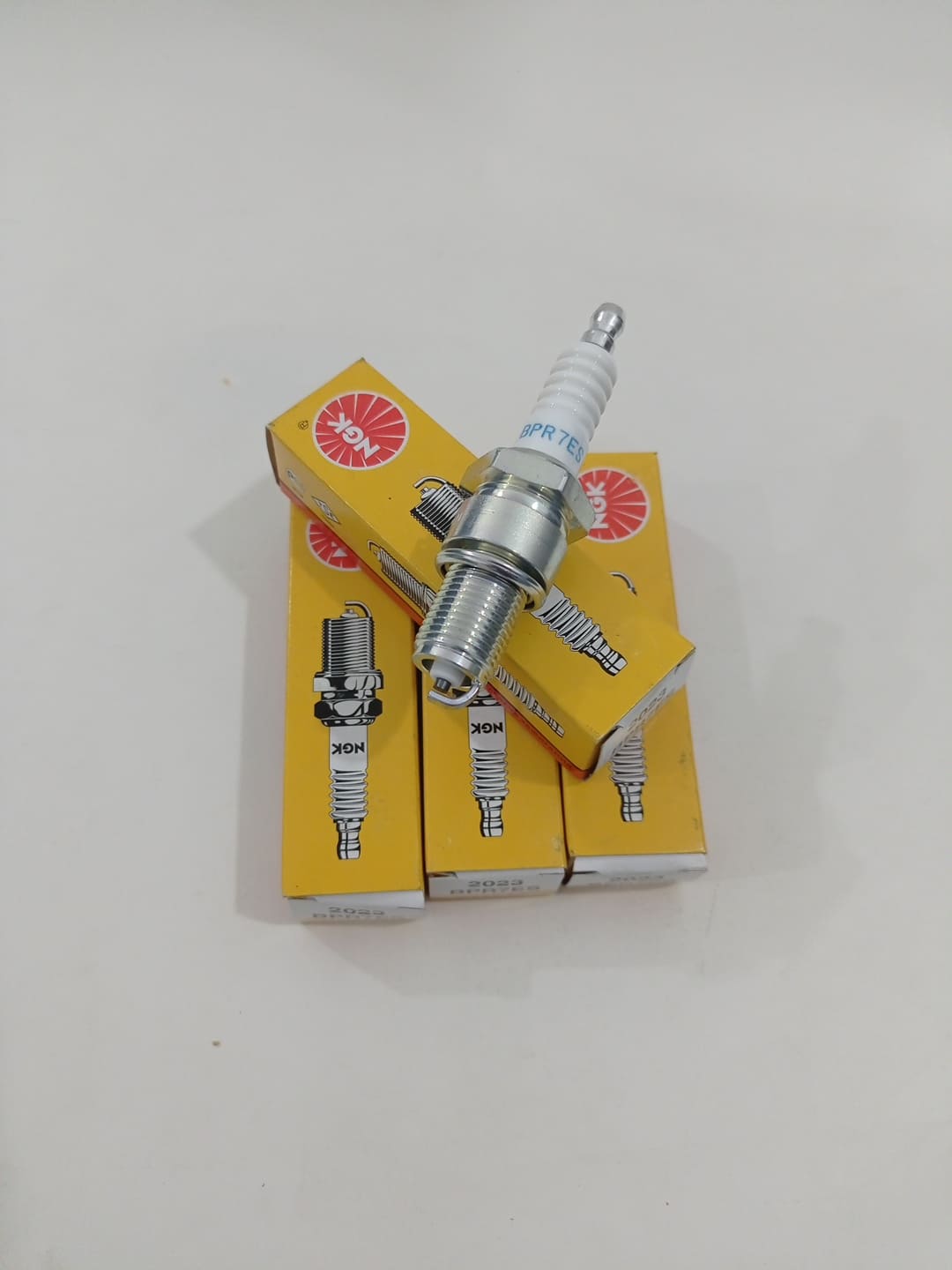 CANDELA NGK 2 PEZZI CODICE: 2023BPR7ES Candela PER V35 Enduro TT 350 Bj: 85-86,84 , - immagine 2